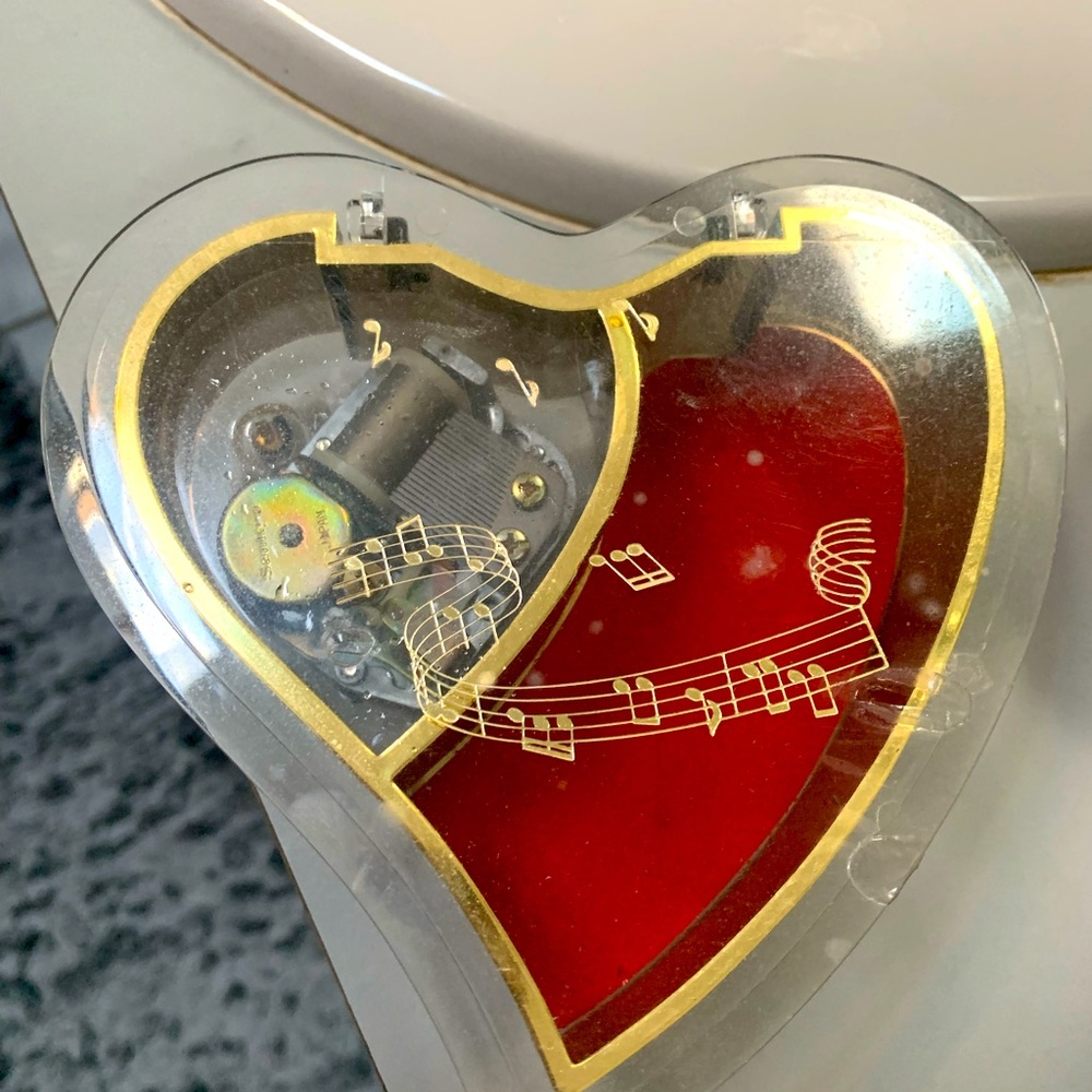 Music jewelry box - watch video to hear 🎶🎵